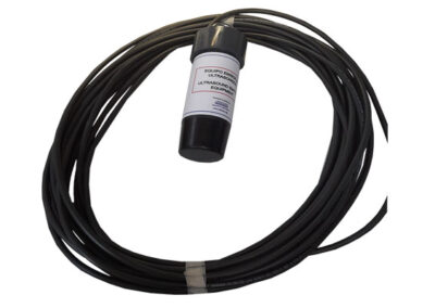 Vista frontal del equipo emisor de ultrasonidos EUS-12.